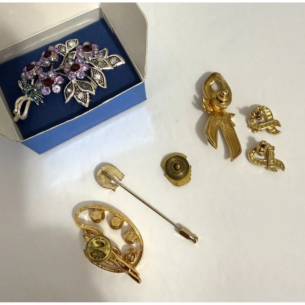Vintage 42pc Costume Jewelry Lot Brooches Pins Rhinestone Gold & Silver Tone